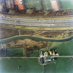 842667 Luchtfoto van een gedeelte van de Kromme Rijn (centraal) ter hoogte van het gebouwencomplexje Laan van ...